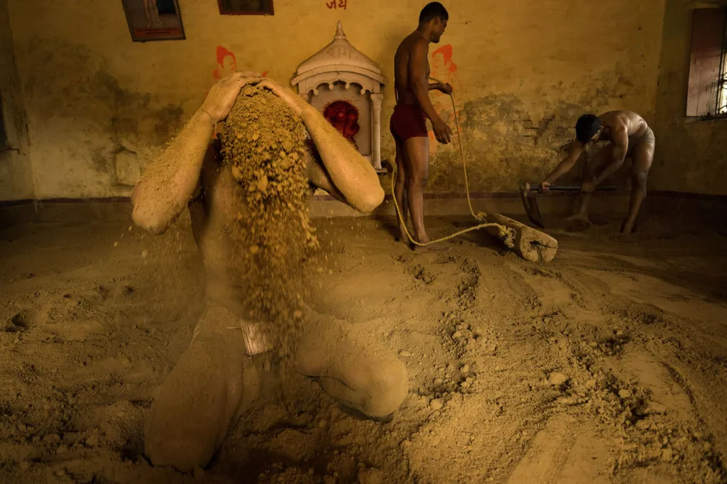 Barva hlíny k pokrytí těla se v každém městě trochu liší, od žluté přes okrovou po šarlatově červenou.