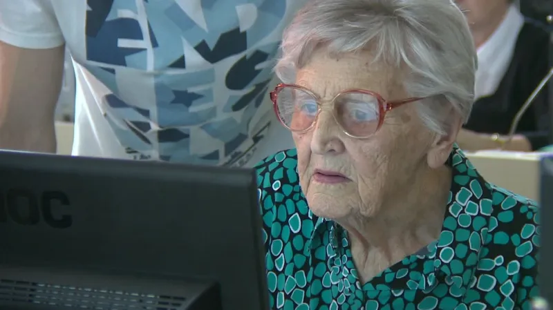 Starší lidé se učí s počítači