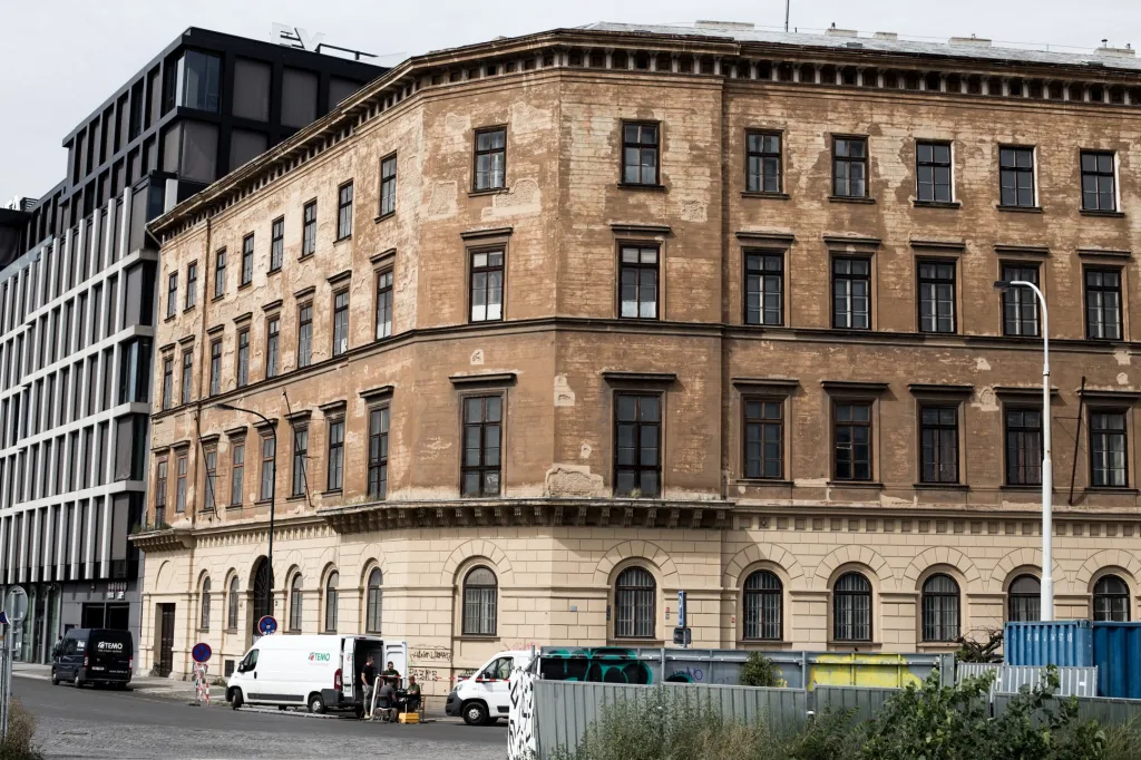 Desfourský palác, dnes chátrající skvost v centru Prahy, navrhnul Josef Kranner. Jeho stavba od projektu po finalizaci trvala pouhé dva roky (1845–⁠1847)