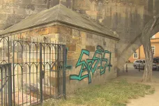 Odstraňování graffiti z Karlova mostu může trvat až dva týdny
