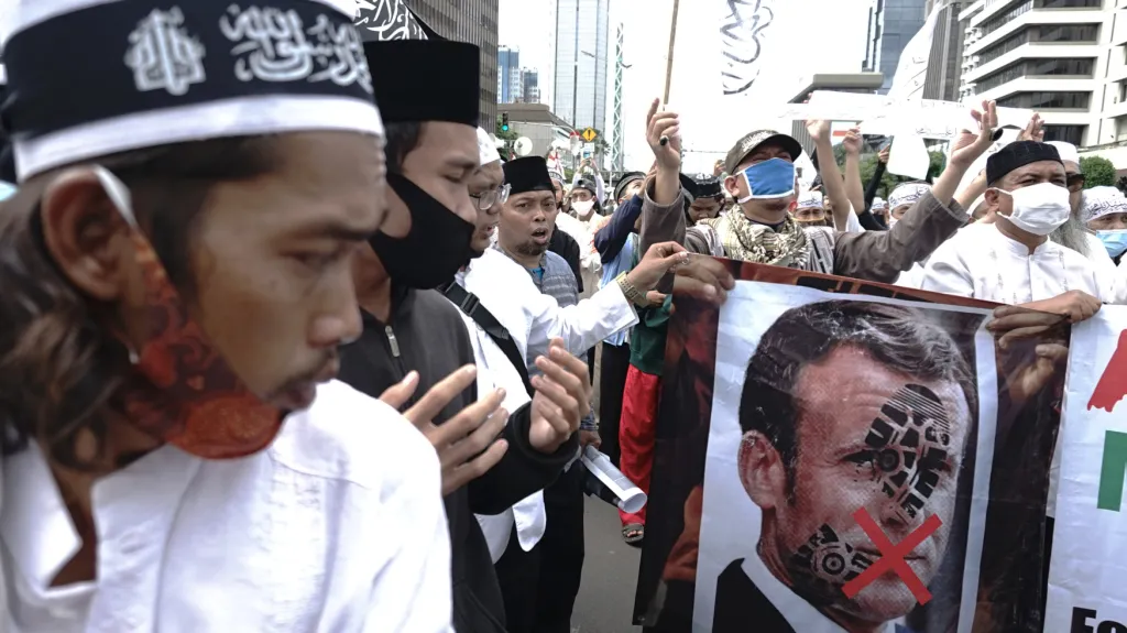 Protesty proti francouzskému prezidentovi Emmanuelu Macronovi