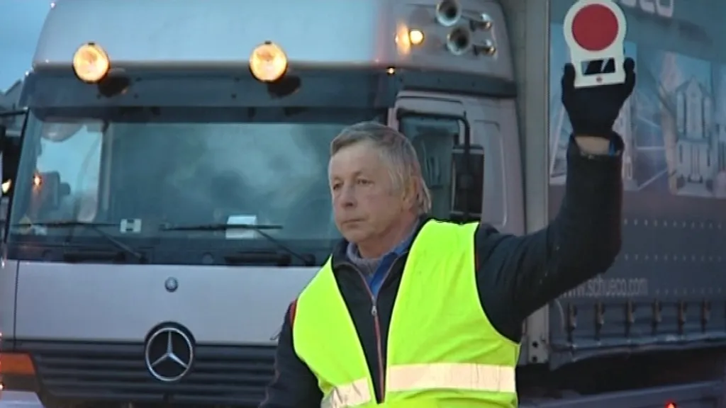 Lidem pomáhají přecházet zaměstnanci obecního úřadu