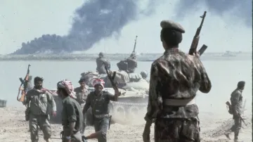 Tank irácké armády (sovětské výroby) se připravuje na překročení řeky Karoun v říjnu 1980. Dým v pozadí stoupá z ropovodu na íránském území