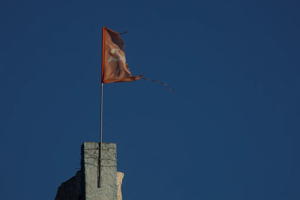 Zbytky vlající vlajky Sovětského svazu na pylonu zbořeného Antonivského mostu přes řeku Dněpr