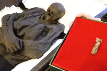 Baron Trenck je zase celý. Slavné mumii se po více než 100 letech vrátil prst