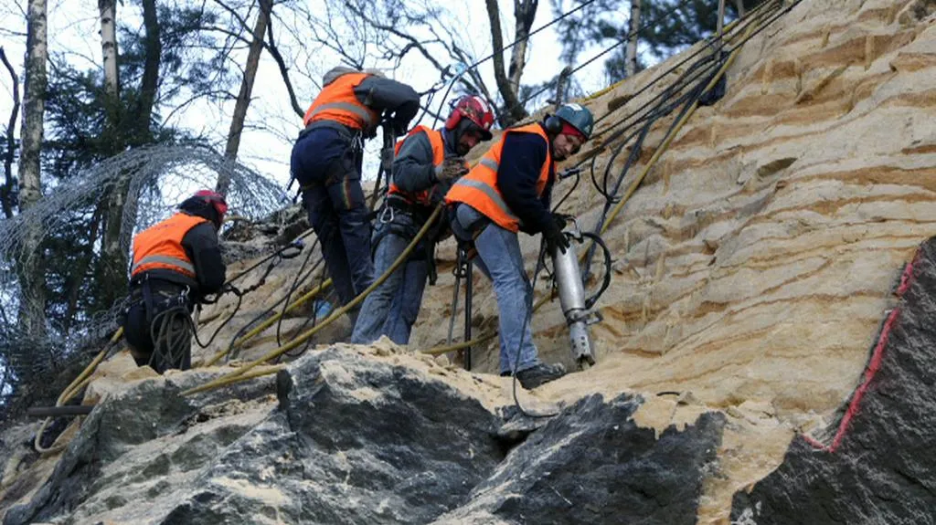 Dělnící staví bariéry v Hřensku