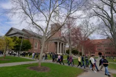 Harvard zažaloval Trumpovu administrativu ve sporu o zahraniční studenty