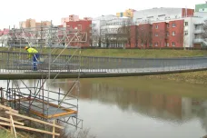 Po roce. Uzavřenou lávku v Kroměříži začali opravovat dělníci