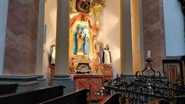 Pohled na boční oltář, odkud byla odcizena lebka svaté Zdislavy