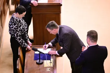 Sněmovna zahájila další schůzi, Nerušil složil poslanecký slib