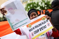 Francouzský velvyslanec vykázaný pučisty opustil Niger. Paříž se ultimátu týdny bránila