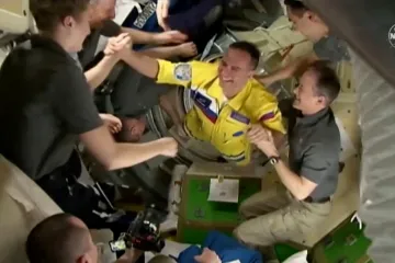 Kombinézy ruských kosmonautů v ukrajinských barvách budí pozornost. Někdy je žlutá jen žlutá, tvrdí Roskosmos