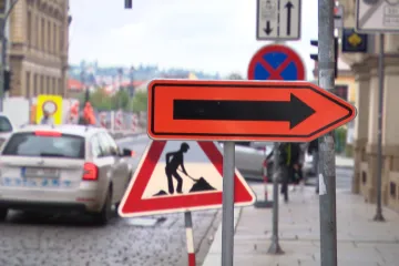 Plzeň je rozkopaná na šesti místech současně. Doprava stojí, obchodníkům klesají tržby