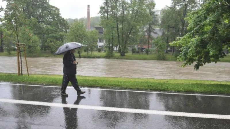 Hasiči stavěli kolem Olše v Českém Těšíně provizorní zábrany