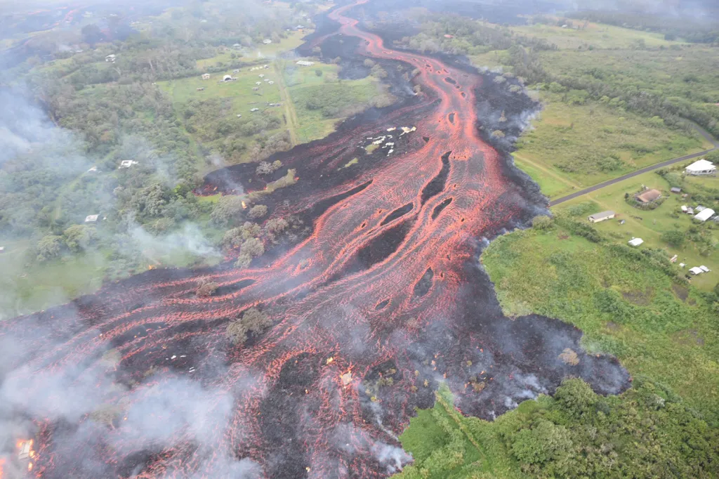 Řeka žhavé lávy stékající z kráteru vulkánu Kilauea na Havaji do Tichého oceánu