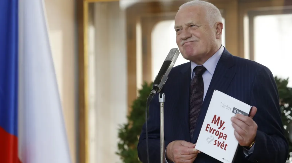 Václav Klaus se svou knihou