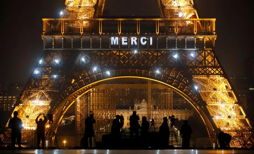 Podobný odkaz zdravotníkům po celé Francii se slovem „děkuji“ se objevil na slavné Eiffelově věži. Tento dík vzdala radnice města Paříž občanům, kteří se snaží bojovat proti koronaviru v první linii