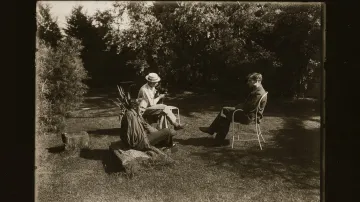 Josef Sudek / Bez názvu (O. Rothmayer, syn Jan a J. Sudek na zahradě vily), 1955