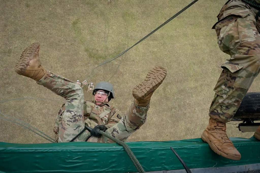 Kadet americké armády vyskakuje z vrtulníku Blackhawk během výcviku ve státě Kentucky