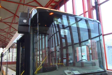 Šest autobusů nesmí jezdit jinde než v Jablonci, jsou proto odstaveny v Liberci. Ten kupuje nové vozy