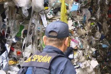 Kamiony navezly z Itálie do hal poblíž Máchova jezera tuny odpadků