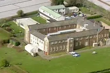 V Británii nalezli ostatky pěti týraných dětí