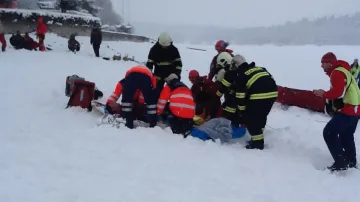 Záchranáři a hasiči cvičili záchranu lidí z ledové vody