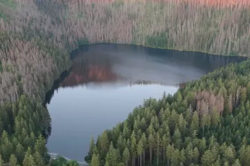 Důležitá turistická cesta na Šumavě se zavřela. Lidé musí na několikakilometrovou procházku