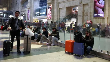 Čekající cestující na milánském nádraží