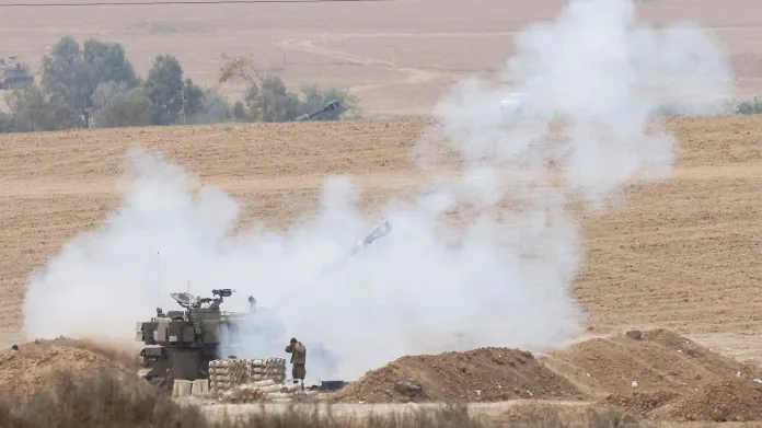 Izraelské dělostřelectvo v blízkosti hranice s Pásmem Gazy