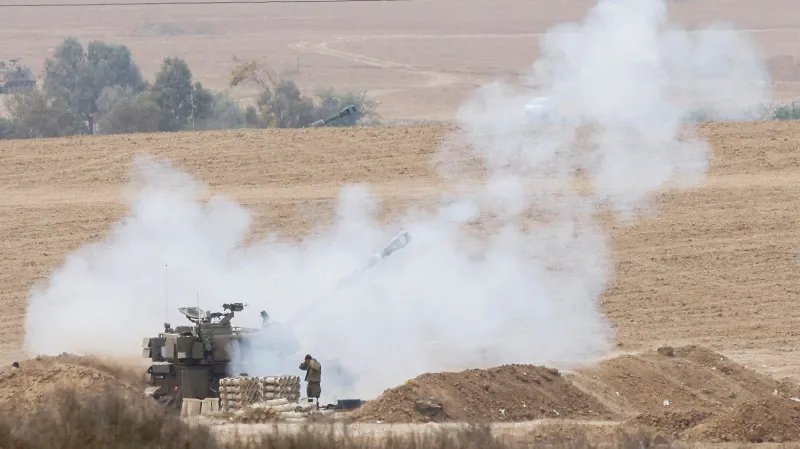 Izraelské dělostřelectvo v blízkosti hranice s Pásmem Gazy