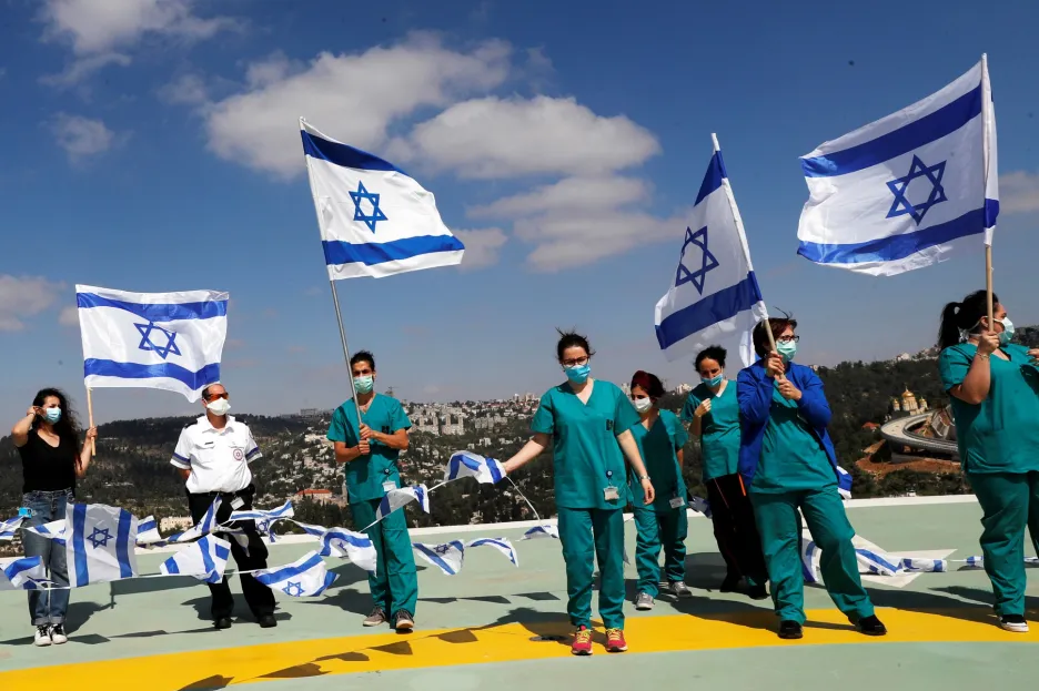 Na heliport nemocnice Hadassah Ein Kerem v Jeruzalémě si zdravotníci vzali s sebou státní vlajky