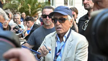 Michael Douglas přiletěl na festival ve Varech