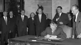 Prezident Antonín Novotný podepisuje novou ústavu ČSSR (1960)