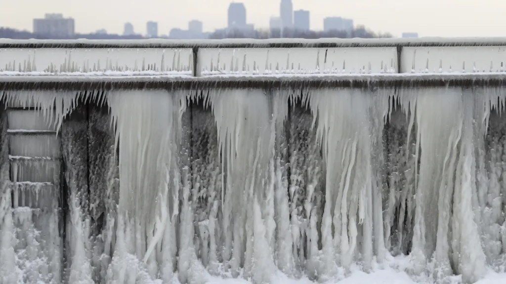 Led na břehu Erijského jezera. V pozadí je americké město Cleveland.