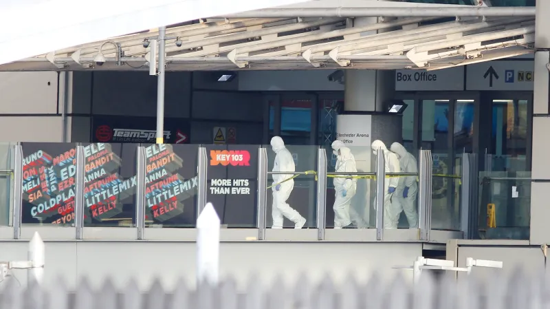 Forenzní vyšetřovatelé prohledávají manchesterskou halu