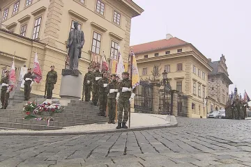 Hrad se připravuje na nástup nového prezidenta. V nevlídném počasí zkoušel on i vojáci