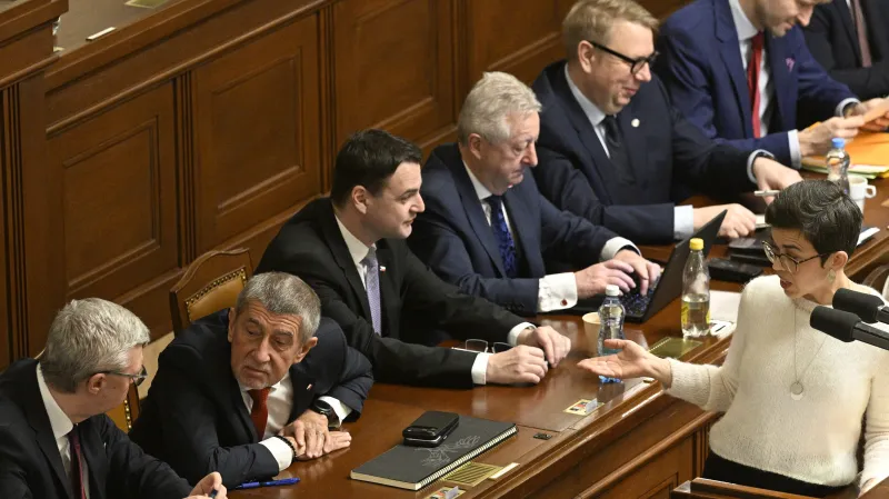 Předsedkyně poslaneckého klubu Pirátů Olga Richterová hovoří ke členům vlády na pokračující schůzi Poslanecké sněmovny