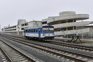 U nádraží v Brandýse se otevřel parkovací dům pro tři sta aut a desítky kol
