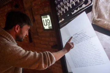 V Pardubicích se otevřel první Institut Paměti národa. Návštěvníci jím procházejí s tabletem v ruce