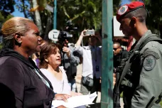 Venezuelská opozice chce přetáhnout armádu na svou stranu