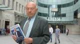 Sir John Tusa, bývalý ředitel rozhlasové stanice BBC World Service a syn českých emigrantů po r. 1938. Nar. v Československu v r. 1936 ve Zlíně jako Jan Tůša, emigroval s rodinou v r. 1939 krátce před vypuknutím 2. světové války. Legendární ředitel rozhlasovové stanice BBC World Service v letech 1986–92, moderátor Newsnight na BBC2 od roku 1980, ředitel Barbican Centre v Londýně v letech 1995–2007, autor několika knih, nejnovější s názvem 'Making a noise'. Rytířský titul udělený v r. 2003.