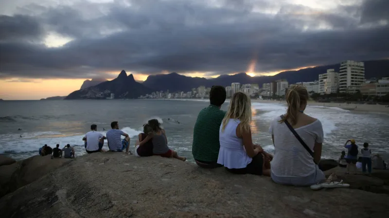 Turisté sledují západ slunce na pláži Ipanema. V Riu de Janeiru se s příchodem MS zdražují nejen hotely nebo letenky, ale i celá řada dalších služeb. Ty jsou už buď nad rámec jejich rozpočtu, anebo nedosahují požadovaných kvalit.