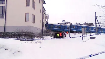 Švédská uklízečka nabourala vlakem do domu