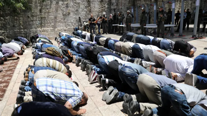 Palestinci se modlí v Jeruzalémě