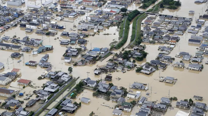 Silné deště způsobily rozsáhlé záplavy na jihu a západě Japonska