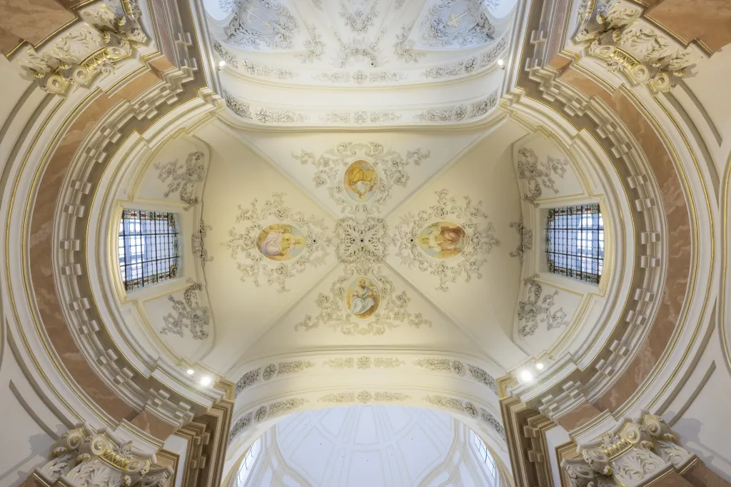 Výzdoba stropu barokní baziliky
