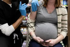 Vakcíny proti koronaviru jsou zřejmě vysoce účinné i u těhotných a kojících žen, tvrdí vědci