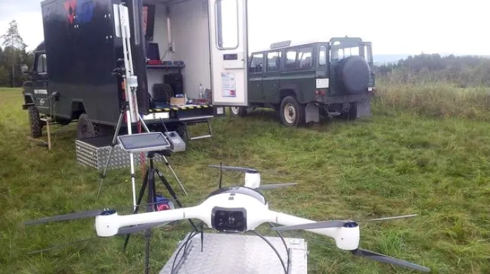 Místo výbuchu zkoumá bezpilotní dron