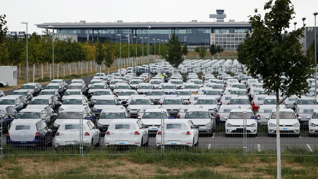 Nové vozy Volkswagenu u letiště Berlín Schönefeld.